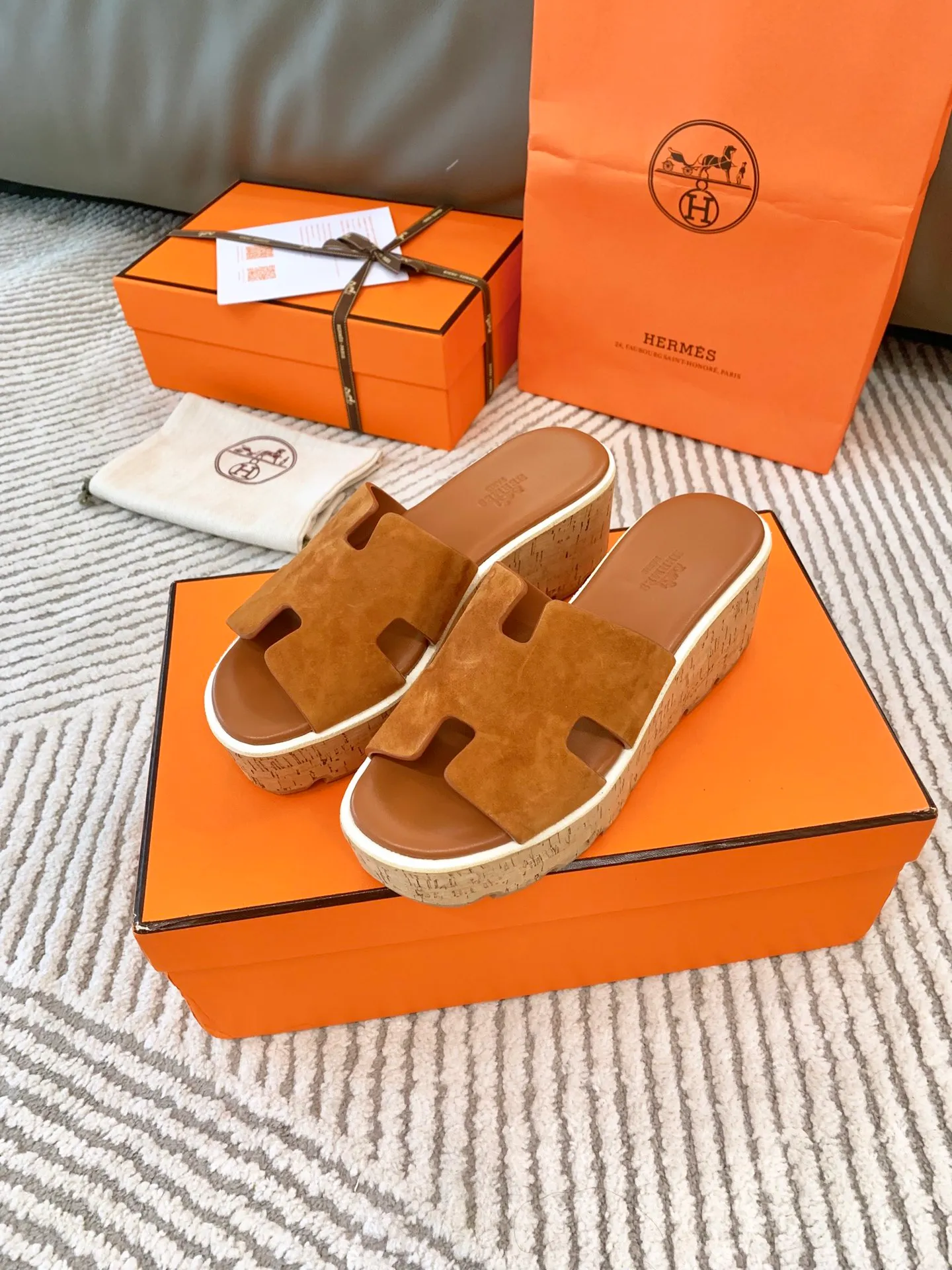 👟👟Ex-factory price 500👟👟 Peak enamel is made by hand, supreme purchasing agent level! Hermes spring and summer new slippers, high-end customization, exclusive products, the highest version in the industry, authentic mold opening and customization, laminating technology, heavy investment in development of a fully matched steel mold, perfect authentic version of the logo, exclusive correct version of the original font, Italian original calfskin cut upper, non-slip rubber outsole, lining: foot pads, pure imported Italian mixed breed, environmentally friendly goatskin, genuine leather welt, original packaging size: 34~41 (34.40. 41) Customized-no returns or exchanges